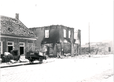 64385 Leenderweg, rechts van het uitgebrande huis een schuilkelder, 20-09-1944