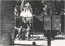 64511 Glaslaan, het wegvoeren van grondstoffen door Duitsers. Opname uit een smalfilm 8mm, 13-09-1944