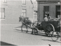 64512 Hoogstraat, aftocht Duitsers met volgeladen wagen, getrokken door een paard. Opname uit een smalfilm 8 mm, 04-09-1944