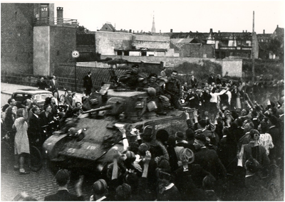 64561 Demer: tanks van het 2e Britse Leger trekken in noordelijke richting, toegejuicht door de plaatselijke bevolking, ...