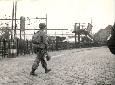 64575 Parallelweg, gezien richtingstation: militairen van 101 Airborne Divisie, 18-09-1944