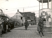 64584 Woenselse overweg, gezien richting Fellenoord: militairen van 101 Airborne Divisie trekken richting station. Op ...