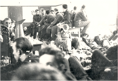64771 Gevangenneming Duitse militairen. Foto genomen in een schoolgebouw aan de Don Boscostraat, 09-1944
