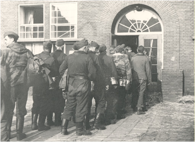 64772 Don Boscostraat, schoolgebouw: gevangen genomen Duitsers worden in de school ondergebracht, 18-09-1944 - 00-09-1944