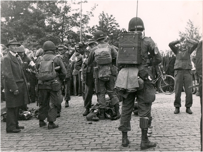 64781 Wal, nabij de Dommelbrug: gevangen genomen Duitse soldaten worden gefouilleerd door Amerikaanse soldaten, 18-09-1944