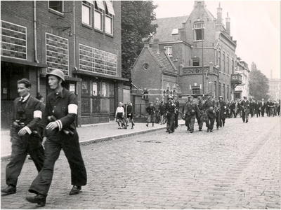 64790 Wal: gevangen genomen Duitse soldaten worden afgevoerd door leden van de PAN. Links vooraan met witte band, ...