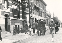 64793 Vestdijk, ter hoogte van de Raiffeisenstraat: het opbrengen van twee Duitse soldaten door een Amerikaanse ...