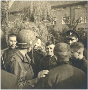 64811 Zeelsterstraat: agent Gijsbers met enige Russische dwangarbeiders die hij op een adres op de Zeelsterstraat onder ...