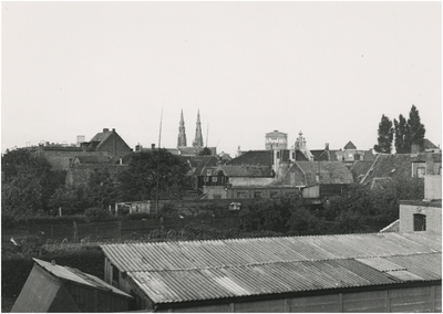 193382 Panorama van het centrum: gezien vanuit de St. Martinusstraat met middenboven de St. Catharinakerk en rechts ...