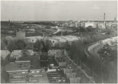 193479 Panorama van het Philips Sportpark (midden): met rechtsmidden de Frederiklaan, middenboven de spoorlijn ...