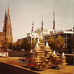7893 Fontein Stadhuisplein, gezien richting Begijnenhof, 11-1973