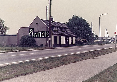 26497 Geldropseweg 203 met links antiekwinkel & antiekhandel Schoormans, 1976