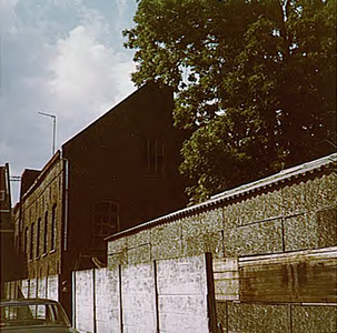 26616 Genderstraatje, richting 'Jan van Lieshoutstraat'. De oude fabriek op de achtergrond was de sigarenmakerij van ...