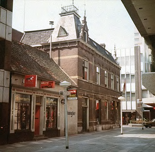 27964 Jan van Hooffstraat, gezien in de richting van de 'Rechtestraat, 07-06-1976