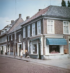 27978 Slagerij Koch, Jan van Lieshoutstraat 21, gezien vanaf de ten Hagestraat, 1974