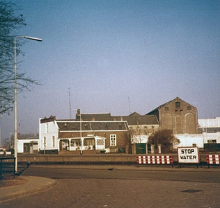 28209 Kanaaldijk-Zuid, gezien vanaf de kruising met de Breitnerstraat, met op de linksachter café De Hefbrug en ...