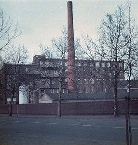 28271 Sigarettenfabriek Phillip Morris met op de voorgrond de Vestdijk, 13-01-1977