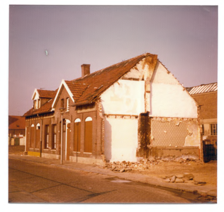 28923 Saneren: sloop van panden van Korte Havenstraat 15, 17 en 19, 21-03-1976