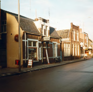 29003 Kruisstraat 85 t/m 89 (oneven), met op nr. 85 een slijterij, 11-12-1976