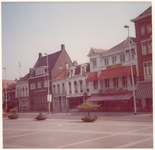 29667 De oostzijde van de Markt, met Dancing Maddox, hotel Wilton en de Amsterdamsche Bank, 07-06-1976