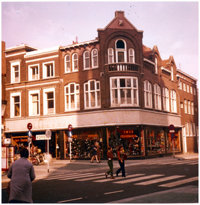 66383 Winkelpand Emco Lederwaren, Rechtestraat, hoek Ten Hagestraat, 09-1973