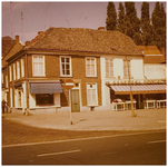 68334 Slagerij Koch en Schrözon Textiel, kruising Ten Hagestraat-Jan van Lieshoutstraat, 1973