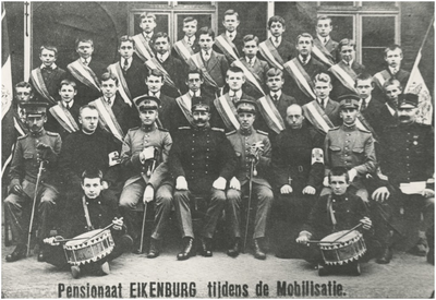 193065 Mobilisatie: in pensionaat Eikenburg gelegerde militairen, geestelijken en leerlingen poseren voor het ...