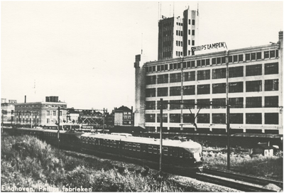 194187 Fabriekscomplex en Lichttoren Philips NV, Mathildelaan-Emmasingel. Op de voorgrond de spoorlijn ...