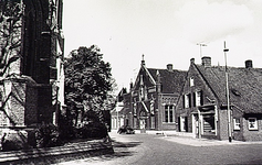 20063 Een deel van de Deken Frankenstraat, gezien vanaf de St. Odulphusstraat. Rechts Bakkerij Nuyens, centraal het ...