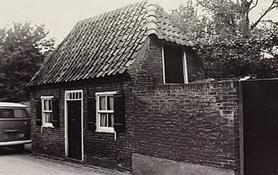 Een serie van 3 foto's betreffende het 'kleinste huisje van Oirschot', Kapelpad, 11-06-1975