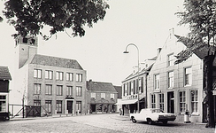 20189 Kruising Koestraat-Markt, met centraal LEBRO meubelhandel, 1975