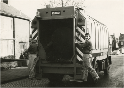 130660 Lange Kruisweg, Gemeentebedrijven: buitendienst medewerkers, ophalen huisvuil, 11-1977