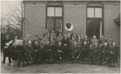 130863 Groepsfoto van Fanfare Sub Umbra uit Meerveldhoven, 1935 - 1945