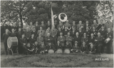 130865 Groepsfoto van Fanfare Sub Umbra uit Meerveldhoven, 1935 - 1945