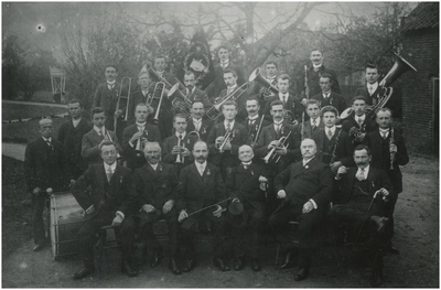 130867 Groepsfoto van Harmonie L'Union Fraternelle (1871) ter gelegenheid van hun 50 jarig jubileum, 1920 - 1930