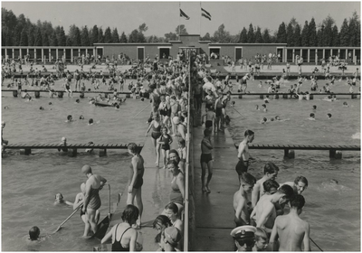 131175 Scheidingwand voor separaat zwemmen; links vrouwen, rechts mannen, 07-1952