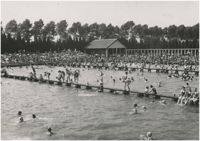 131176 Separaat zwemmen (mannen gescheiden van de vrouwen), vrouwenzijde van het bad, 07-1952