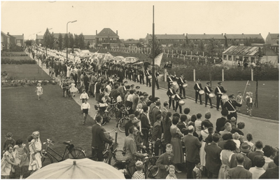 131368 Serie van 26 foto's ter gelegenheid opening Sportpark Zeelst. Defilé harmonie en diverse sport disciplines, 24-08-1958