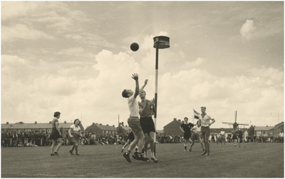 131387 Dames en heren korfbalwedstrijd S.D.O.-Sportlust, 24-08-1958