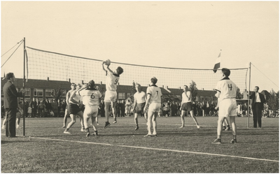 131400 Volleybalwedstrijd tussen En Bloc (Veldhoven) - Argus (Veldhoven), 24-08-1958
