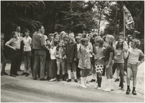 131670 Samenkomst jeugd, links secretaris Gemeentelijke Zelfbescherming Theo van de Ven, 06-1972
