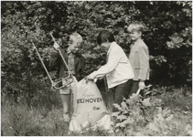 131674 Kinderen vullen plastic zak met rondslingerend vuil, 06-1972