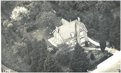 132221 Luchtopname van het huis van de familie Schats - van Mensvoort aan de Dorpstraat 9, 1951