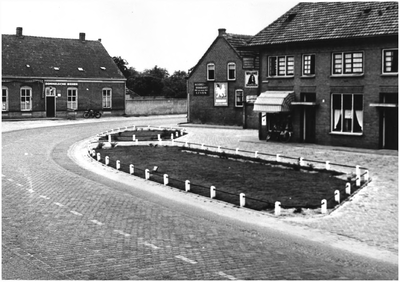132226 Hoek Dorpstraat/Locht in de jaren 1950, links café de Zwaan, rechts drogisterij/kapsalon Frans Sanders (later ...