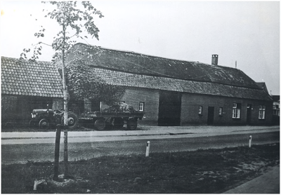 132282 Tractor met mestkar voor de boerderij Sjef van de Sanden, Broek (Dorpstraat), 1955 - 1965