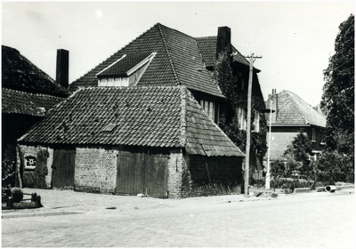 132287 Schuur bij boerderij van der Sanden, ernaast woning gemeentesecretaris van der Laar, Broek (Dorpstraat), 1955 - 1965