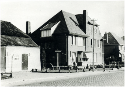 132288 Stukje boerderij van der Sanden, ernaast woning gemeentesecretaris van der Laar, Broek (Dorpstraat), 1960 - 1965