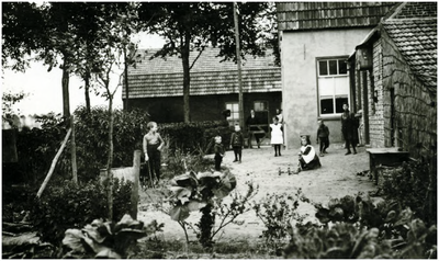 132292 Spelende kinderen, Broek (Dorpstraat), 1935 - 1945