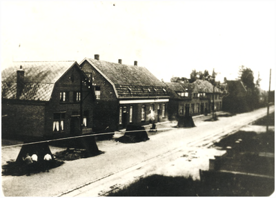 132294 Wegwerkzaamheden: onderhoud Broek (Dorpstraat), 1940 - 1955