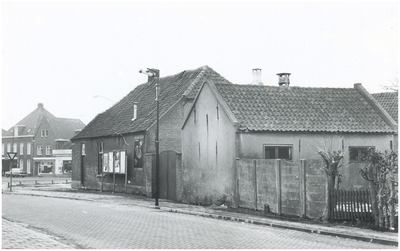 136825 Eerste pandje, slachthuis slagerij Schats daarachter koetsiershuis bij het Notarishuis (Dorpstraat) gebruikt ...
